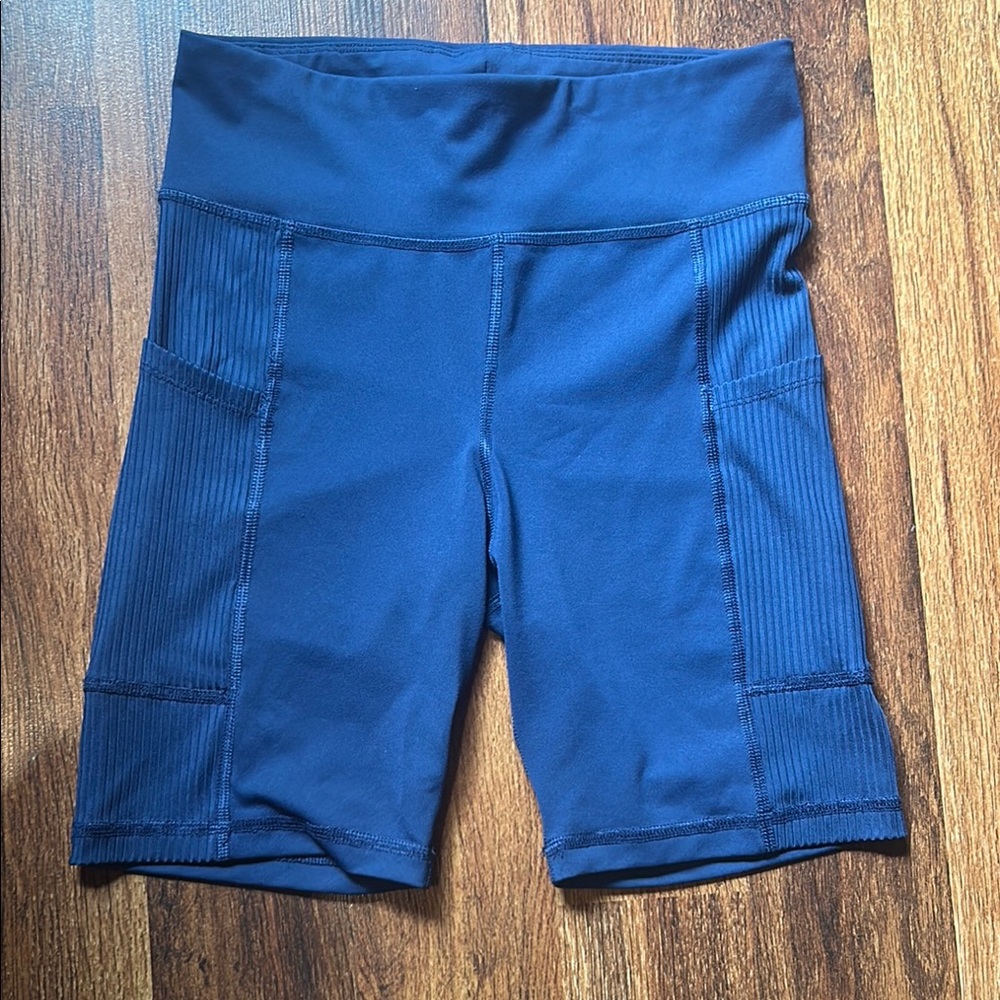Navy Blue Mid-Thigh Bike Shorts with Compression Fit and Side Pockets